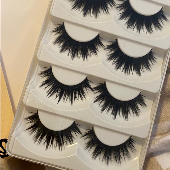 Dramatic bold lashes - Picture 2 of 2